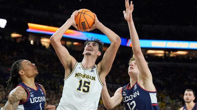 密歇根夺冠2.21米神塔引热议！名帅放狠话：NBA球队错过他必后悔